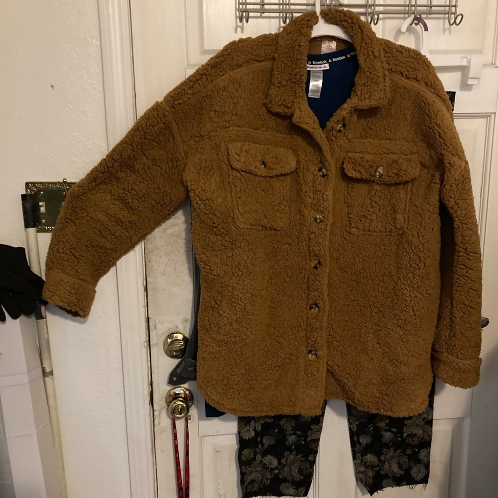 Caramel faux sherpa jacket NWOT. This season’s style new hip length jacket.